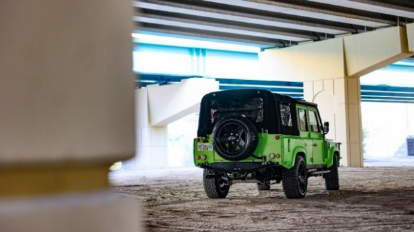 Класичний Land Rover Defender здивував кольором кузова