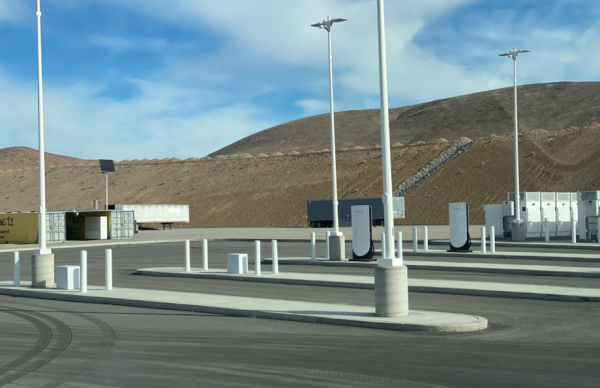 Пикап Tesla Cybertruck выйдет на рынок без окраски
