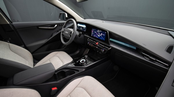 Компания KIA объявила комплектации и цены на кроссовер KIA Niro второго поколения
