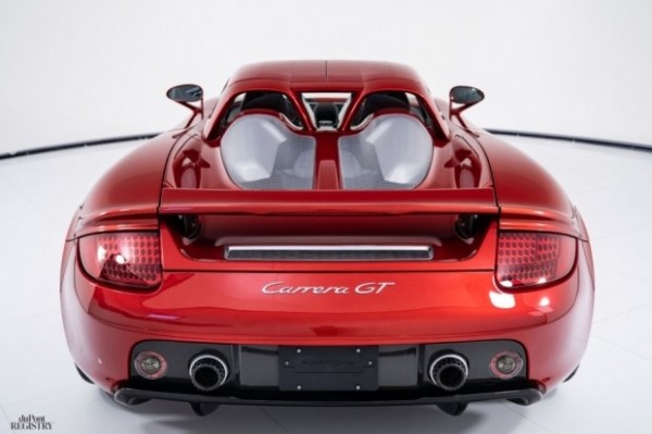На продаж виставили Porsche Carrera GT у фірмовому кольорі Ferrari На продаж виставили Porsche Carrera GT у фірмовому кольорі Ferrari