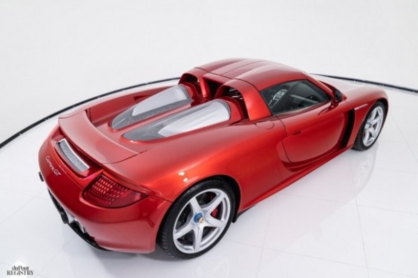 На продаж виставили Porsche Carrera GT у фірмовому кольорі Ferrari На продаж виставили Porsche Carrera GT у фірмовому кольорі Ferrari