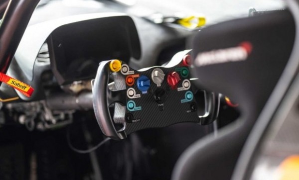 Суперкар McLaren Artura підготували до гонок