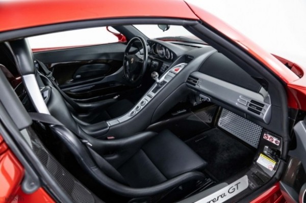 На продаж виставили Porsche Carrera GT у фірмовому кольорі Ferrari На продаж виставили Porsche Carrera GT у фірмовому кольорі Ferrari