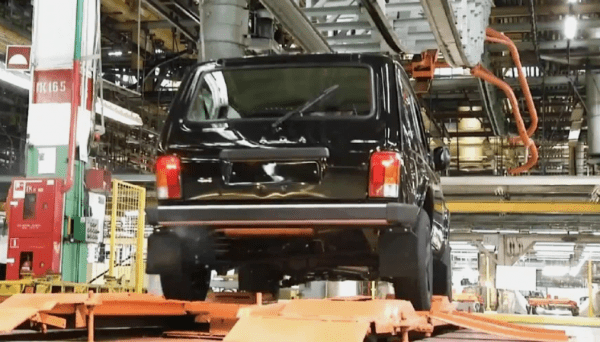 Российский автогигант АВТОВАЗ выпустил пробную партию упрощенных внедорожников LADA Niva без ABS
