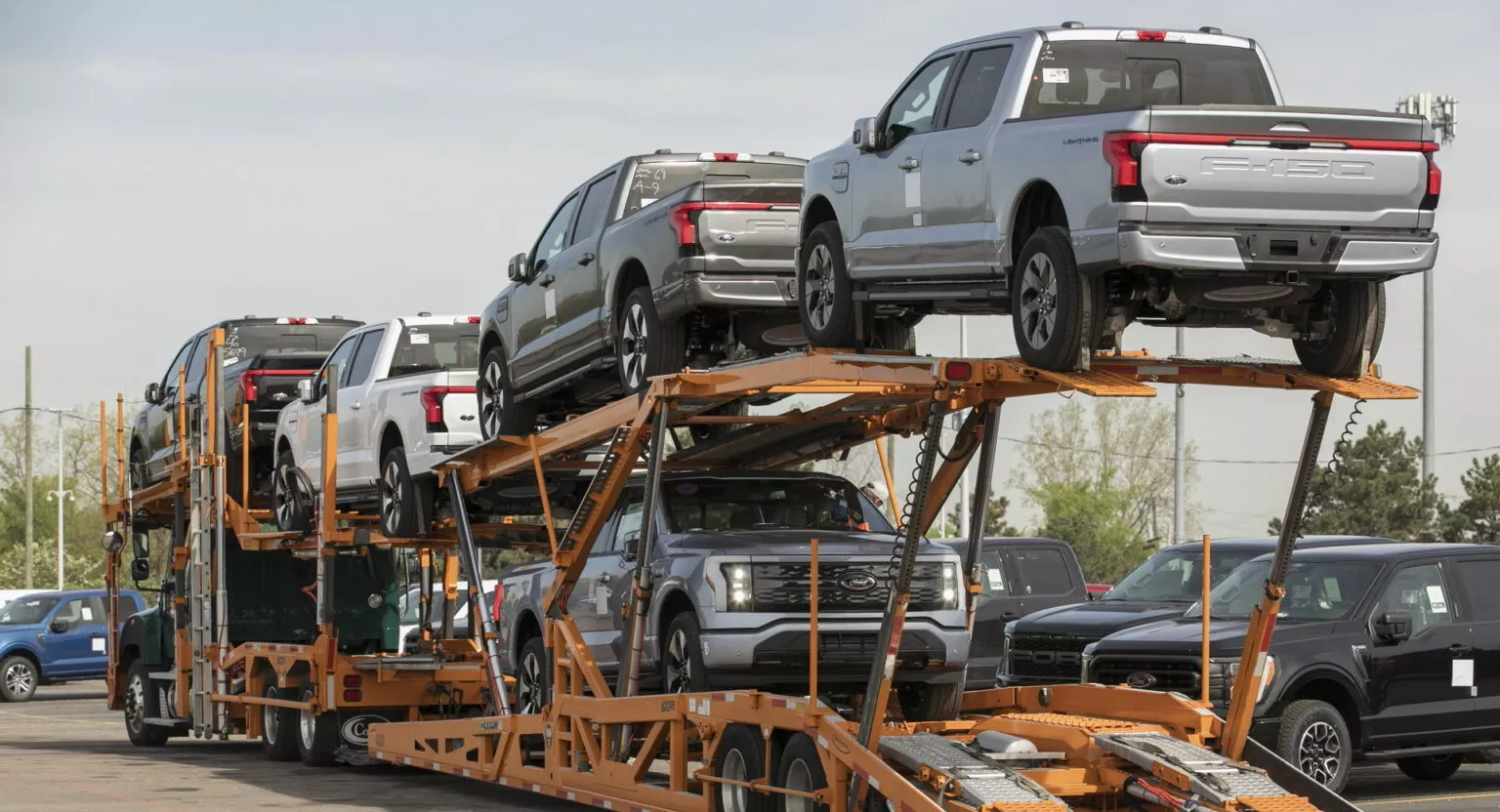 Компания Ford вводит жесткие санкции против завышающих цены дилеров Компания Ford вводит жесткие санкции против завышающих цены дилеров