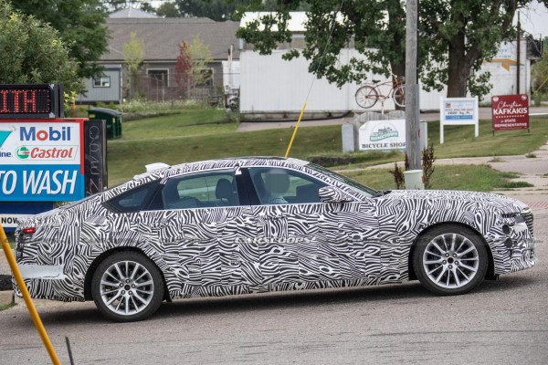 Седан CADILLAC CT6 нового поколения показали на шпионских фото с меньшим количеством камуфляжа Седан CADILLAC CT6 нового поколения показали на шпионских фото с меньшим количеством камуфляжа