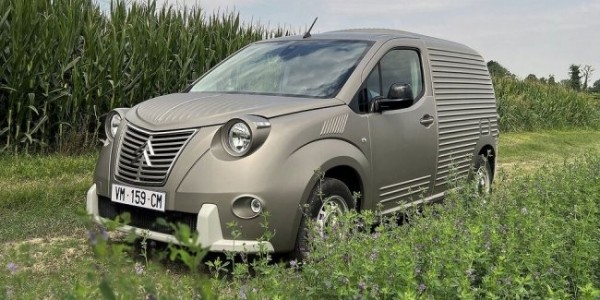 Сучасний Citroen Berlingo переробили у 2CV Fourgonnette 50-х Сучасний Citroen Berlingo переробили у 2CV Fourgonnette 50-х