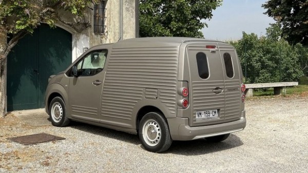 Сучасний Citroen Berlingo переробили у 2CV Fourgonnette 50-х Сучасний Citroen Berlingo переробили у 2CV Fourgonnette 50-х