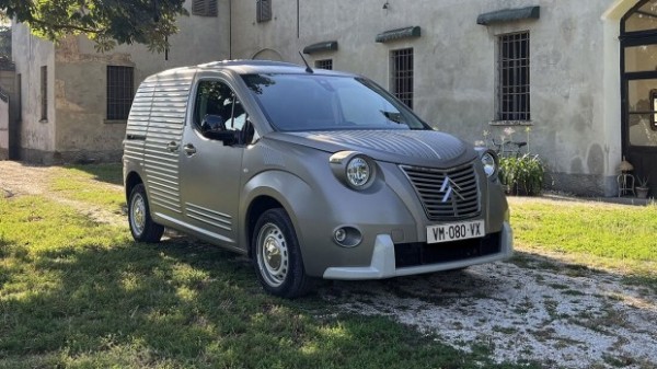 Сучасний Citroen Berlingo переробили у 2CV Fourgonnette 50-х Сучасний Citroen Berlingo переробили у 2CV Fourgonnette 50-х