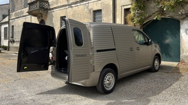 Сучасний Citroen Berlingo переробили у 2CV Fourgonnette 50-х Сучасний Citroen Berlingo переробили у 2CV Fourgonnette 50-х