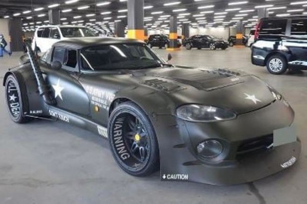 В США спорткар Dodge Viper стилизовали под военный автомобиль