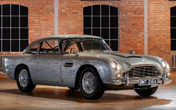 Поврежденный на съемках Aston Martin Джеймса Бонда ушел с молотка за 3 млн. долларов Поврежденный на съемках Aston Martin Джеймса Бонда ушел с молотка за 3 млн. долларов