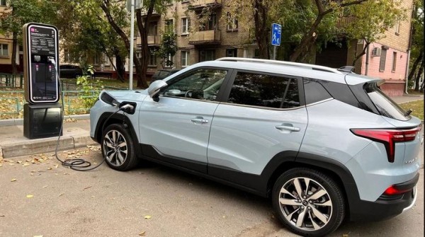 Один месяц из жизни москвича: тест-драйв городского электрического кроссовера Москвич 3е