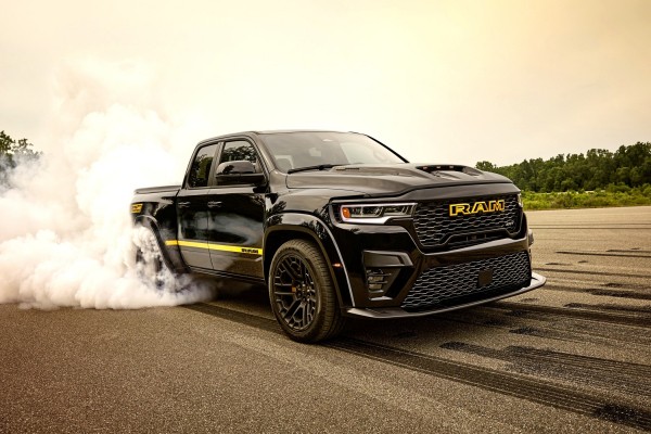 Заводской тюнинг для Ram 1500 Rumble Bee: большие «мясорубки», подвеска, выхлоп, декор Заводской тюнинг для Ram 1500 Rumble Bee: большие «мясорубки», подвеска, выхлоп, декор