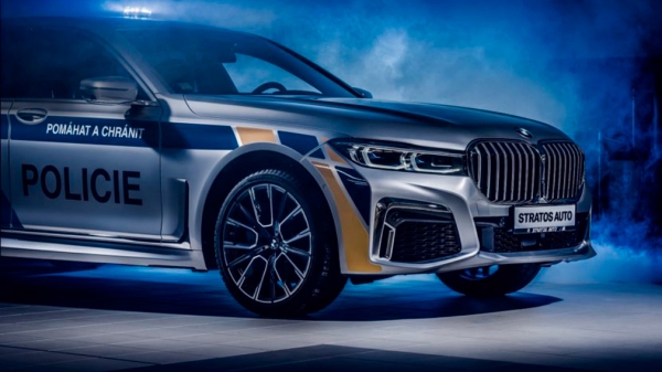 BMW представила полицейские BMW 745Le xDrive BMW представила полицейские BMW 745Le xDrive