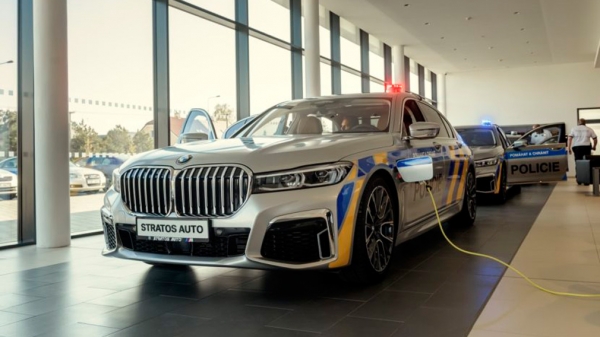 BMW представила полицейские BMW 745Le xDrive BMW представила полицейские BMW 745Le xDrive