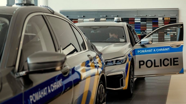 BMW представила полицейские BMW 745Le xDrive BMW представила полицейские BMW 745Le xDrive