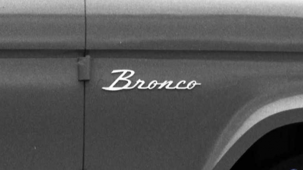 Ford видеотизером анонсировала дату премьеры нового Bronco