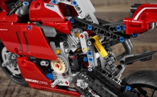 Конструктор для взрослых: Ducati Panigale V4 R от LEGO (видео)