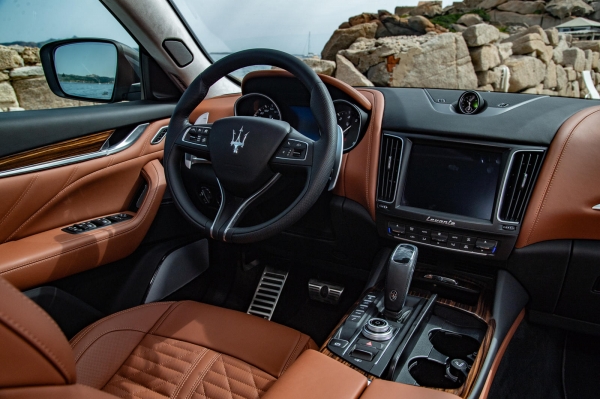 Озвучили стоимость мощных вариаций Maserati Levante для России