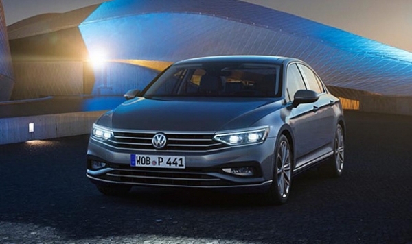 Volkswagen показал автономного робота для зарядки электрокаров